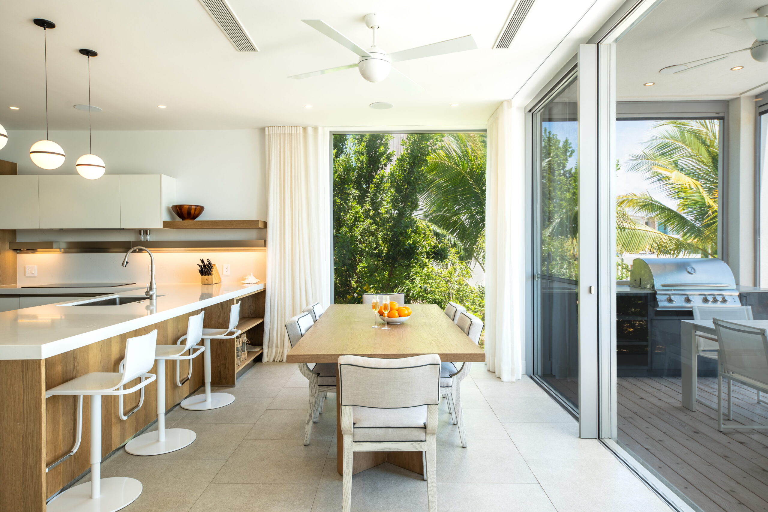 SB LV16 Dining Area and Kitchen